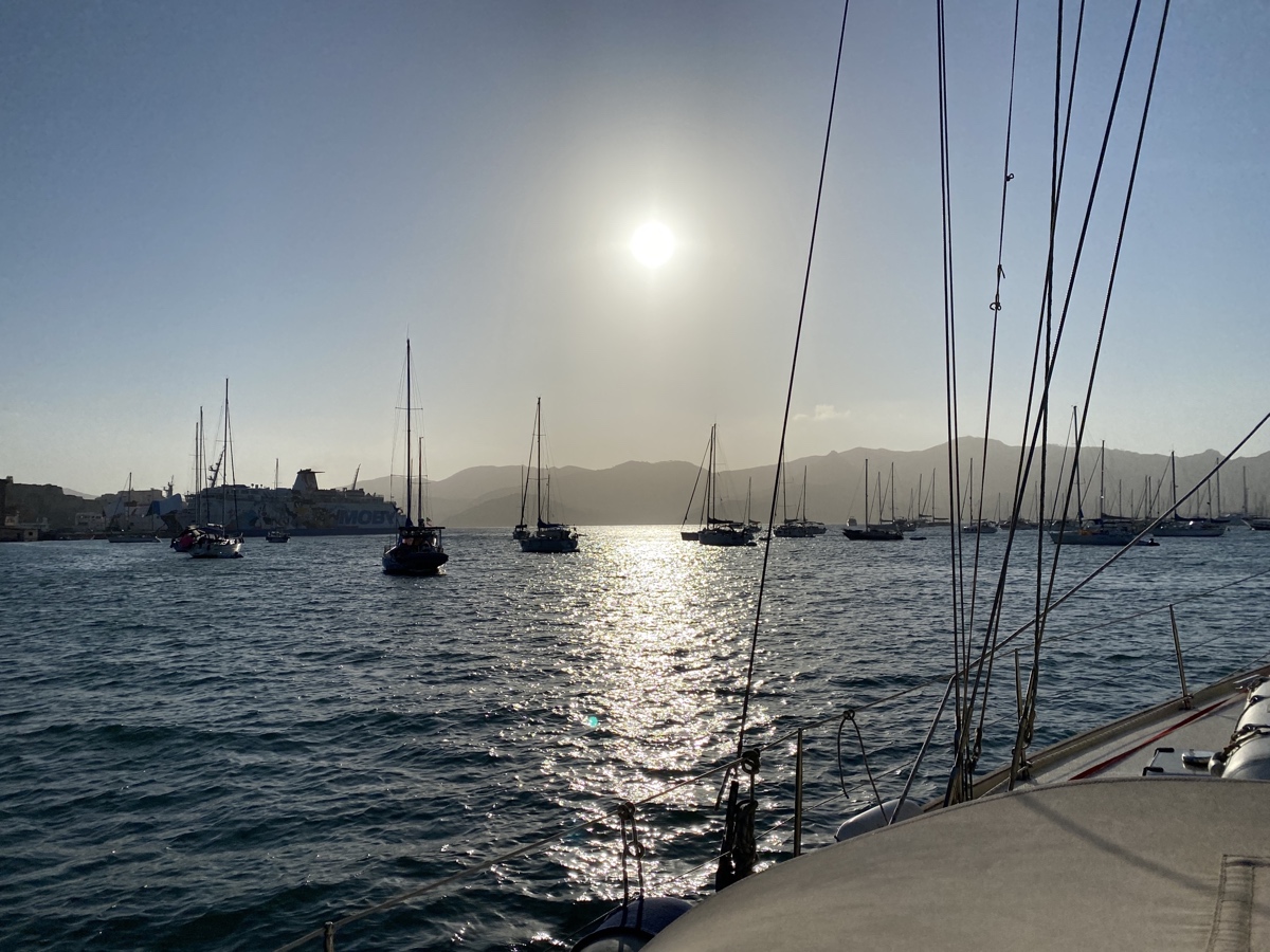Temporary mobile office at sea
